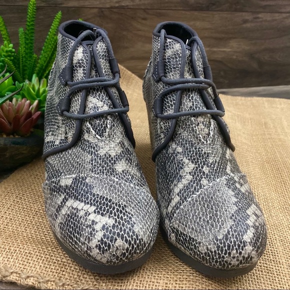 NEW Toms Kala Snakeskin Print Wedge Booties - Picture 3 of 10